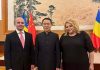 Guşă jr., „jurnalist” în trustul familiei, s-a dus la Ambasada Chinei împreună cu aspiranta la Preşedinţie Diana Şoşoacă. Or fi vorbit de genocidul împotriva uigurilor, de prelevarea foratata de organe, de Falun Gong, de milioanele de prizoneri politici … Huooo !