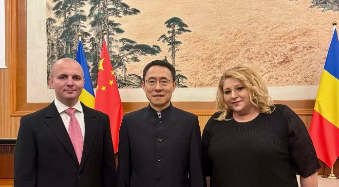 Guşă jr., „jurnalist” în trustul familiei, s-a dus la Ambasada Chinei împreună cu aspiranta la Preşedinţie Diana Şoşoacă. Or fi vorbit de genocidul împotriva uigurilor, de prelevarea foratata de organe, de Falun Gong, de milioanele de prizoneri politici … Huooo !