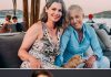 Soția mândra a Martinei Navratilova, Julia Lemigova, o îmbratișează în timpul evenimentelor de la Miami Open